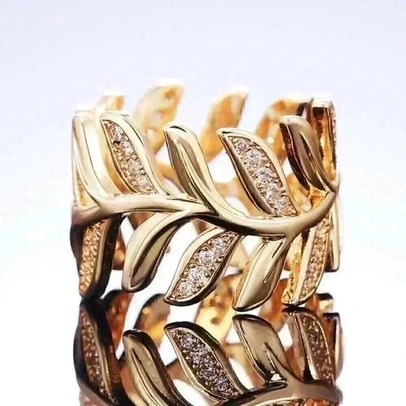 Gorgeous 18k Gold Over Sterling Silver Diamond Leaf Band - Picture 4 of 4